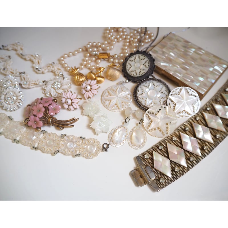 セルロイド アイボリー フラワー ラインストーン イヤリング