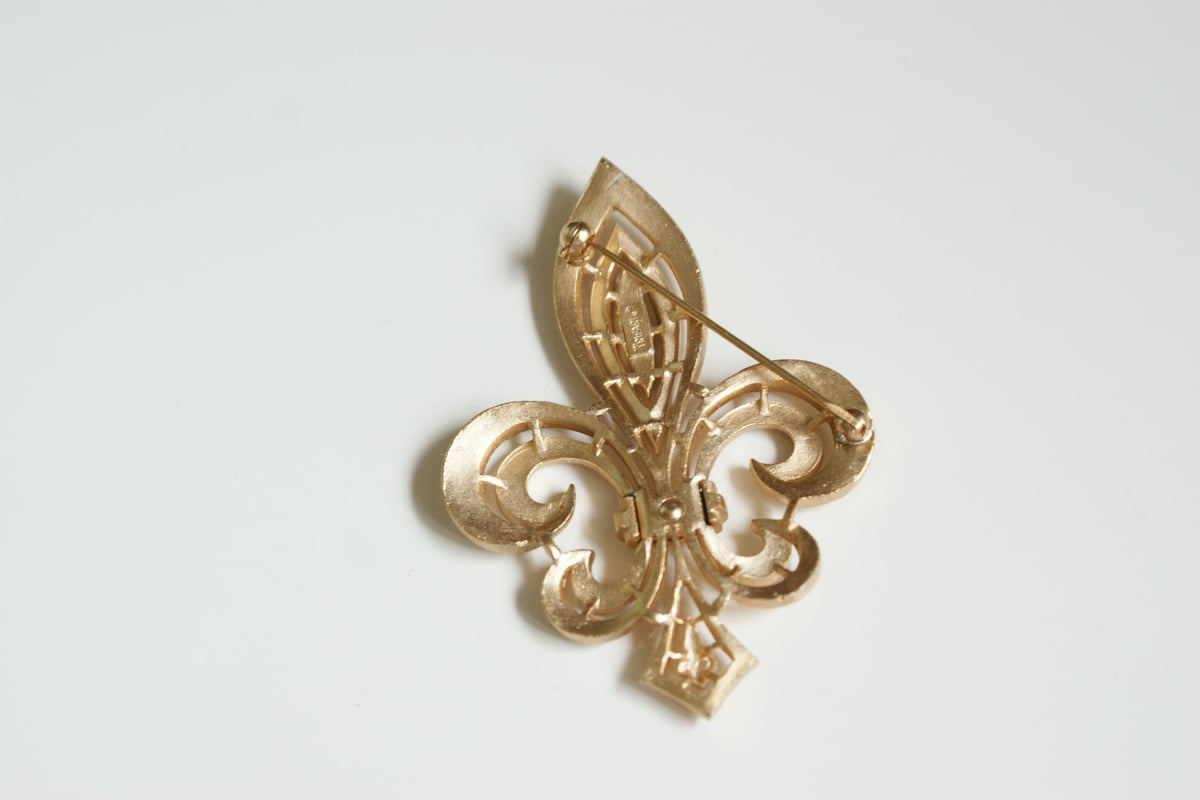 TRIFARI トリファリ ゴールド フルール・ド・リス 百合の紋章 ブローチ