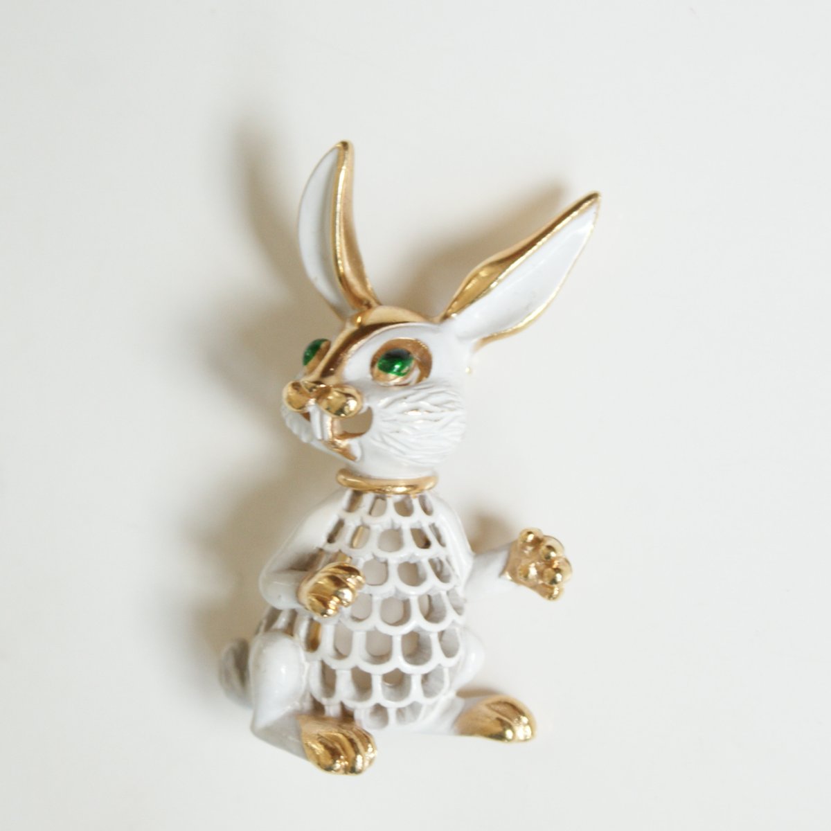 TRIFARIトリファリ ホワイトエナメル うさぎ ブローチ