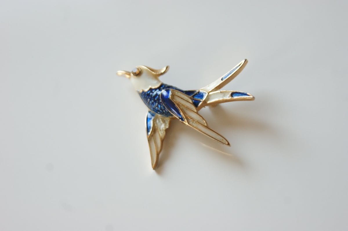 TRIFARI 翼を広げた鷹のブローチ ゴールドトーン 赤い目 楽園の鳥