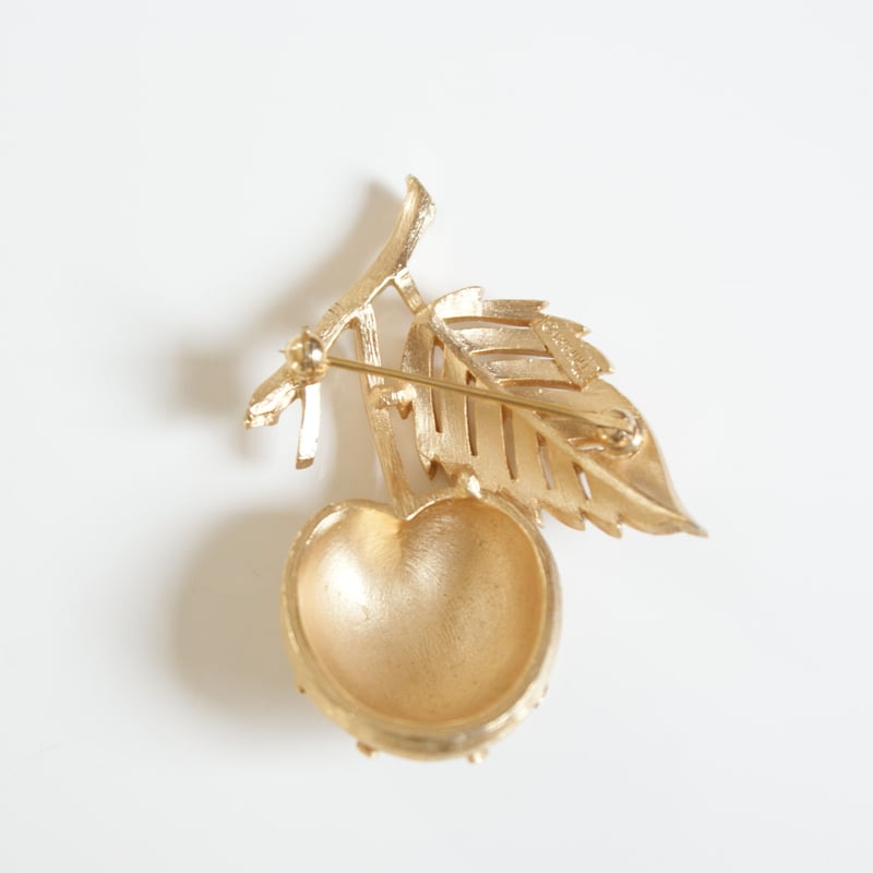 トリファリTrifariクラウンブローチ