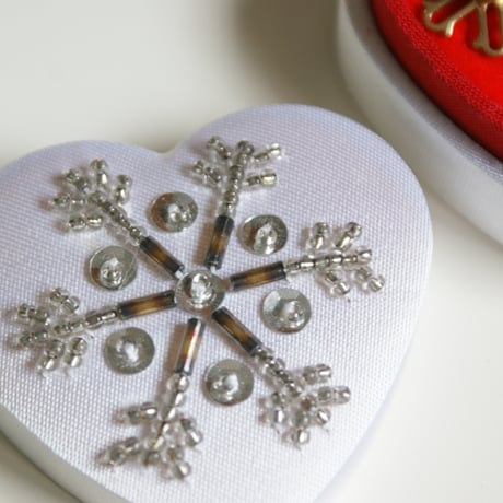 AVONエイボン ２WAY 雪の結晶 ピアス サテン刺繍ハートBOX付き/ ヴィンテージジュエリー・アクセサリー