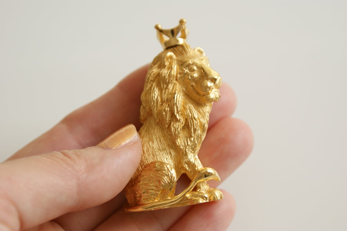 ヴィンテージtrifari ゴールドメタル王冠ブローチ　crownトリファリ TRIFARIクラウントリファリ ライオン 王冠 ブローチ/ ヴィンテージ