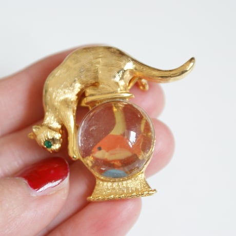 【アメリカ買付】 キャット 猫 金魚鉢 ルーサイト ブローチ/ ヴィンテージ・コスチュームジュエリー
