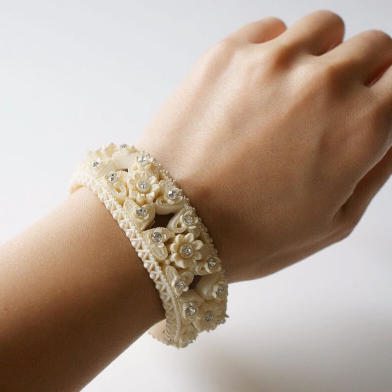 セルロイドフラワー ラインストーン バングル ブレスレット