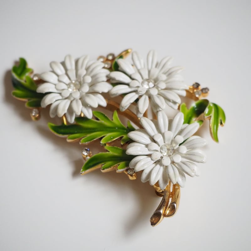 希少 TRIFARI ミルクガラス ブローチ ゴールドカラー ホワイト 艶