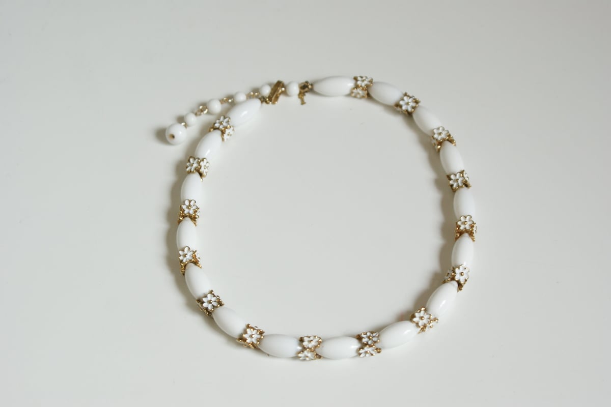 希少　トリファリ　ブローチ　ミルクガラス　エナメル　ヴィンテージ TRIFARIトリファリ ホワイトエナメル ダブルローズ ブローチ