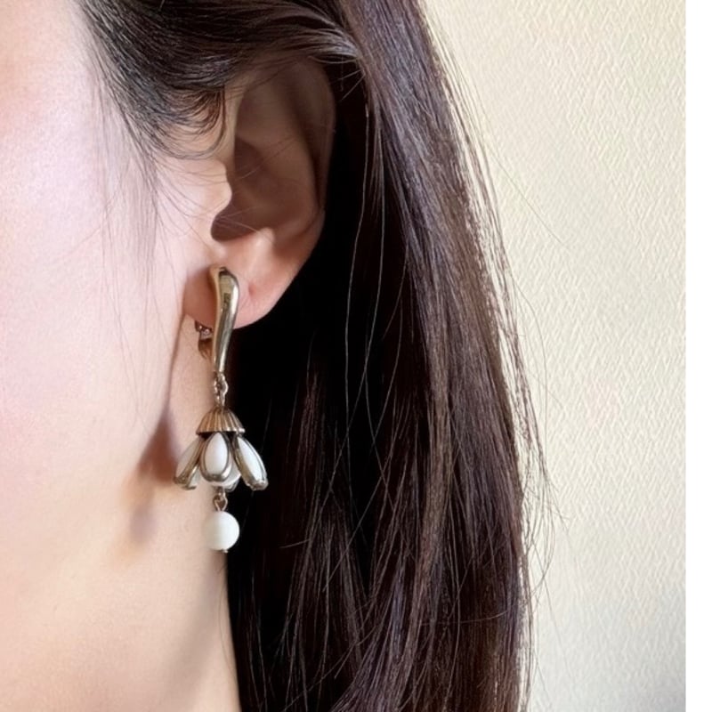 TRIFARIクラウントリファリ ベルフラワー ミルクガラス イヤリング