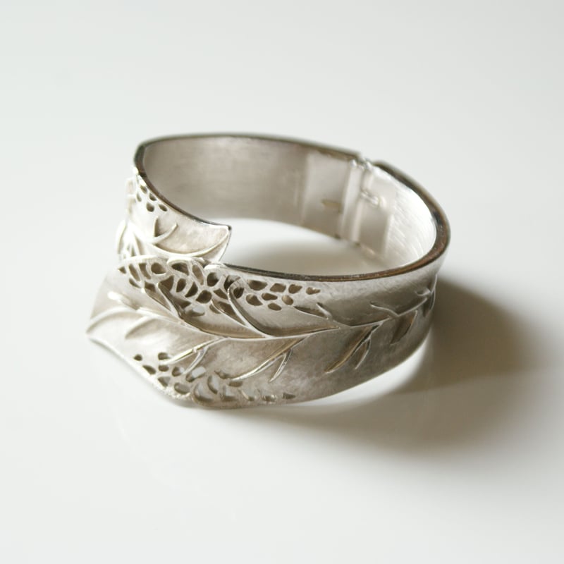 TRIFARIクラウントリファリ リーフ 透かし バングル ブレスレット