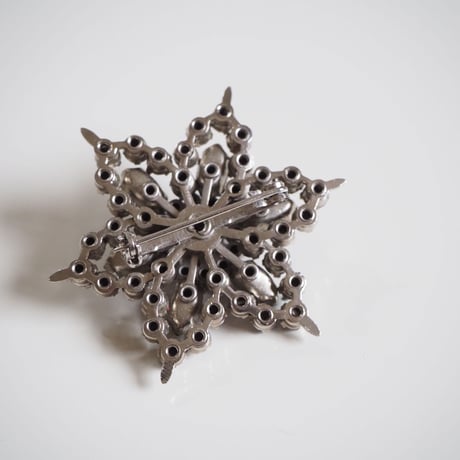 【イギリス買付】 アイリスガラス 雪の結晶 ブローチ/ ヴィンテージ・アンティークジュエリー