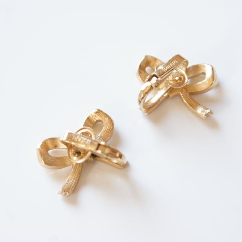 TRIFARIクラウントリファリ ゴールド リボン イヤリング