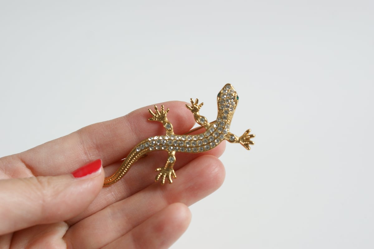 アメリカ買付】MONETモネ リザード ラインストーン ブローチ