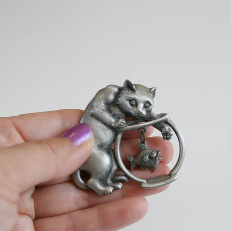 Special price【スペシャルプライス】JJジェイジェイ 猫 キャット 金魚鉢 燻し加工 ブローチ / ヴィンテージ・コスチュームジュエリー