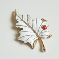 TRIFARIトリファリ ホワイトエナメル リーフ てんとう虫 ブローチ / ヴィンテージ・コスチュームジュエリー