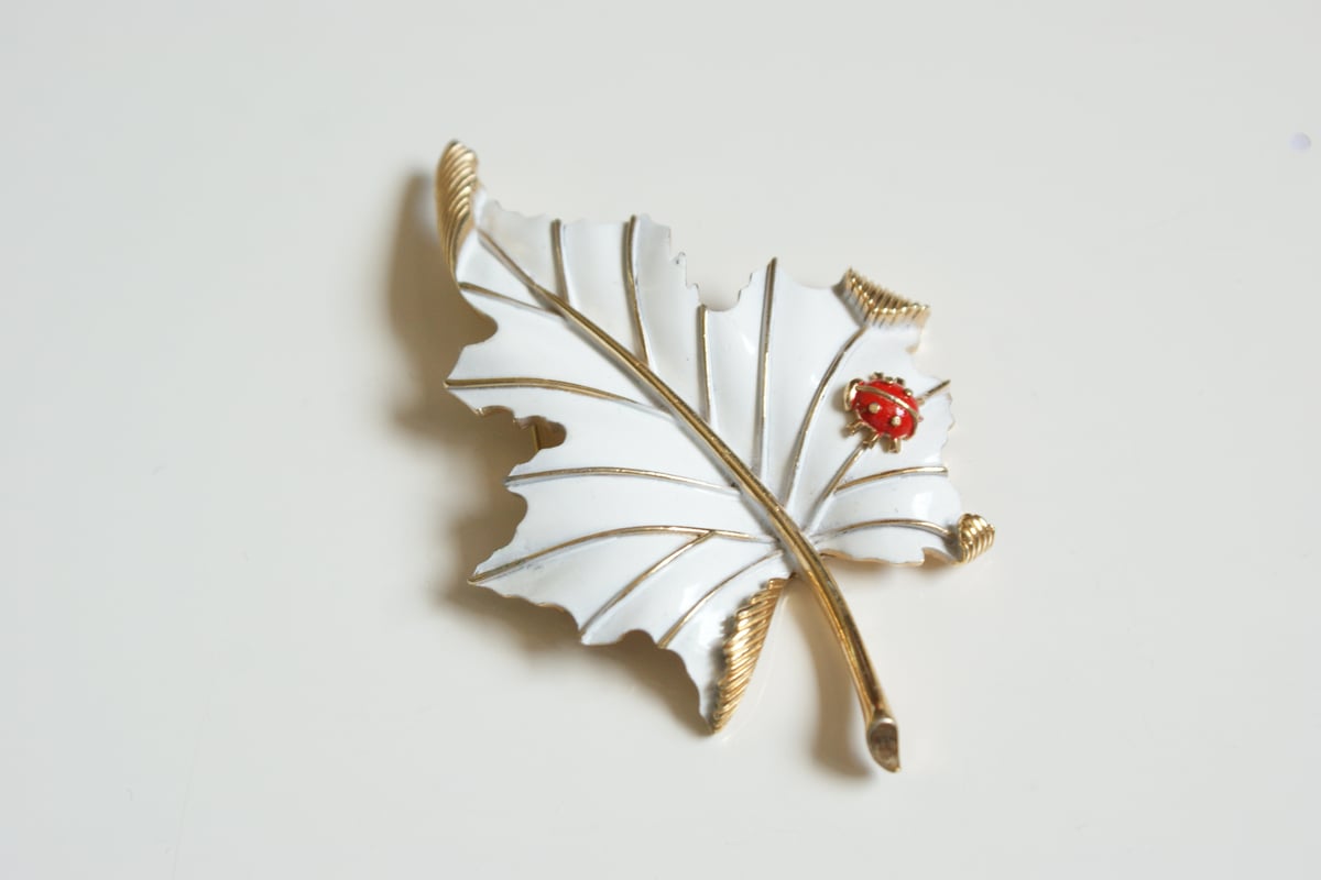 TRIFARI　エンブレムデザイン　ブローチ TRIFARI エンブレムデザイン ブローチ CROWN TRIFARI パールと