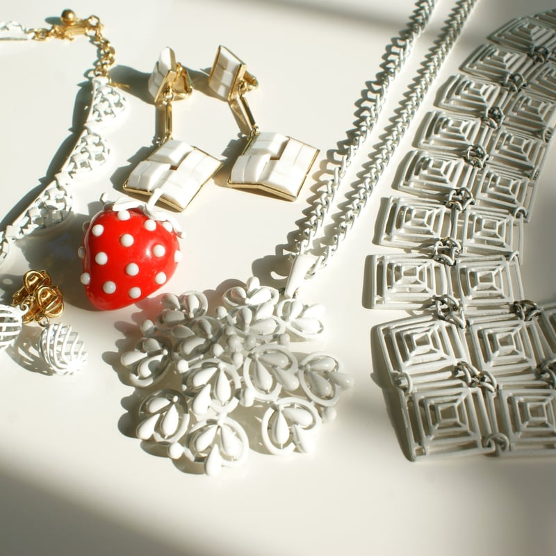 TRIFARIトリファリ ホワイトエナメル レッドルーサイト いちご