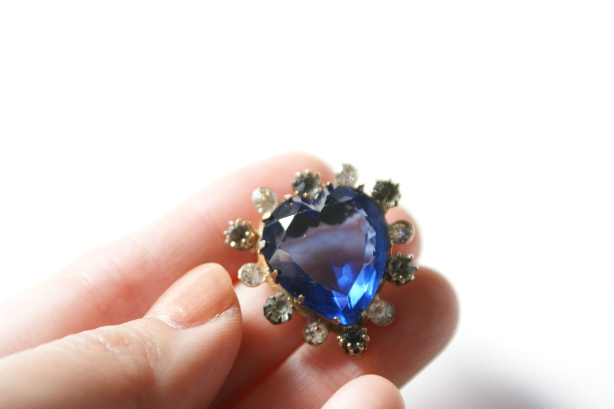 ハートちゃん❣️ミステリーセッティングブルーサファイアブローチ ハートちゃん様専用❣️ミステリーセッティングブルーサファイア