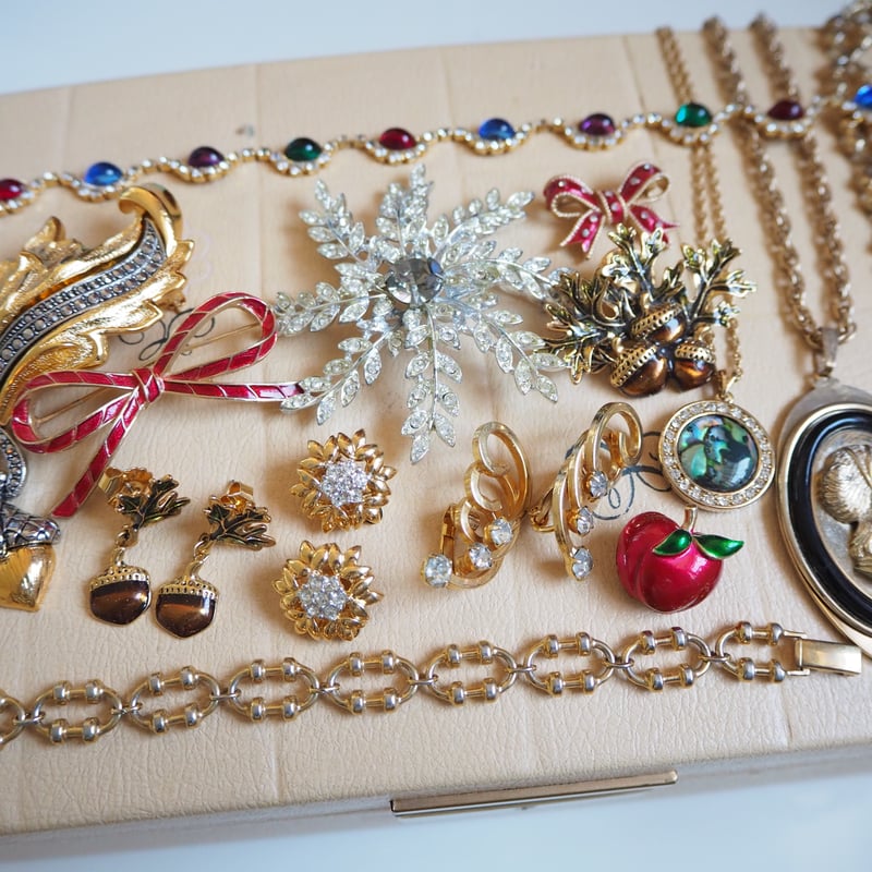 ビンテージ ネックレス 鯉 グリーンガラス カボッション 家紋入り ビンテージ ネックレス 鯉 グリーンガラス カボッション 家紋入り