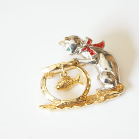 リボン キャット 猫 金魚鉢  ブローチ / ヴィンテージ・コスチュームジュエリー