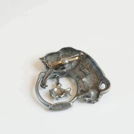 Special price【スペシャルプライス】JJジェイジェイ 猫 キャット 金魚鉢 燻し加工 ブローチ / ヴィンテージ・コスチュームジュエリー