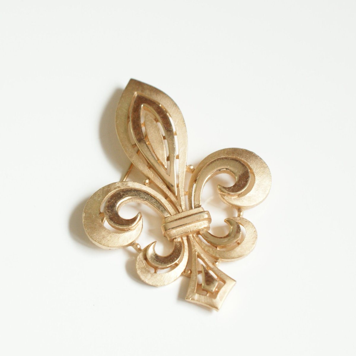TRIFARI トリファリ ゴールド フルール・ド・リス 百合の紋章 ブローチ