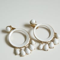 TRIFARIトリファリ ホワイトエナメル ドロップ ルーサイトフープイヤリング/ ヴィンテージ・コスチュームジュエリー