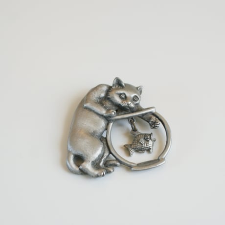 Special price【スペシャルプライス】JJジェイジェイ 猫 キャット 金魚鉢 燻し加工 ブローチ / ヴィンテージ・コスチュームジュエリー