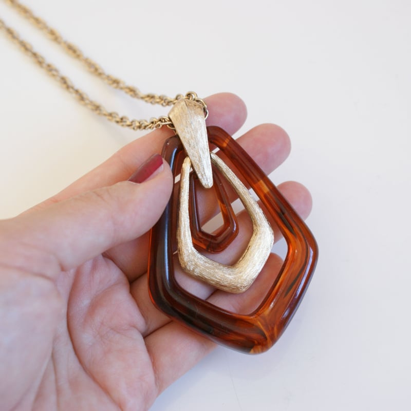 AVONエイボン べっ甲 ルーサイト ペンダント ネックレス  