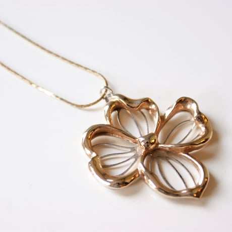 AVONエイボン ハナミズキ オープンワーク 透かし ネックレス ペンダント / ヴィンテージアクセサリー