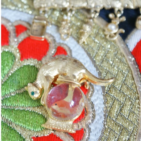 【アメリカ買付】 キャット 猫 金魚鉢 ルーサイト ブローチ/ ヴィンテージ・コスチュームジュエリー