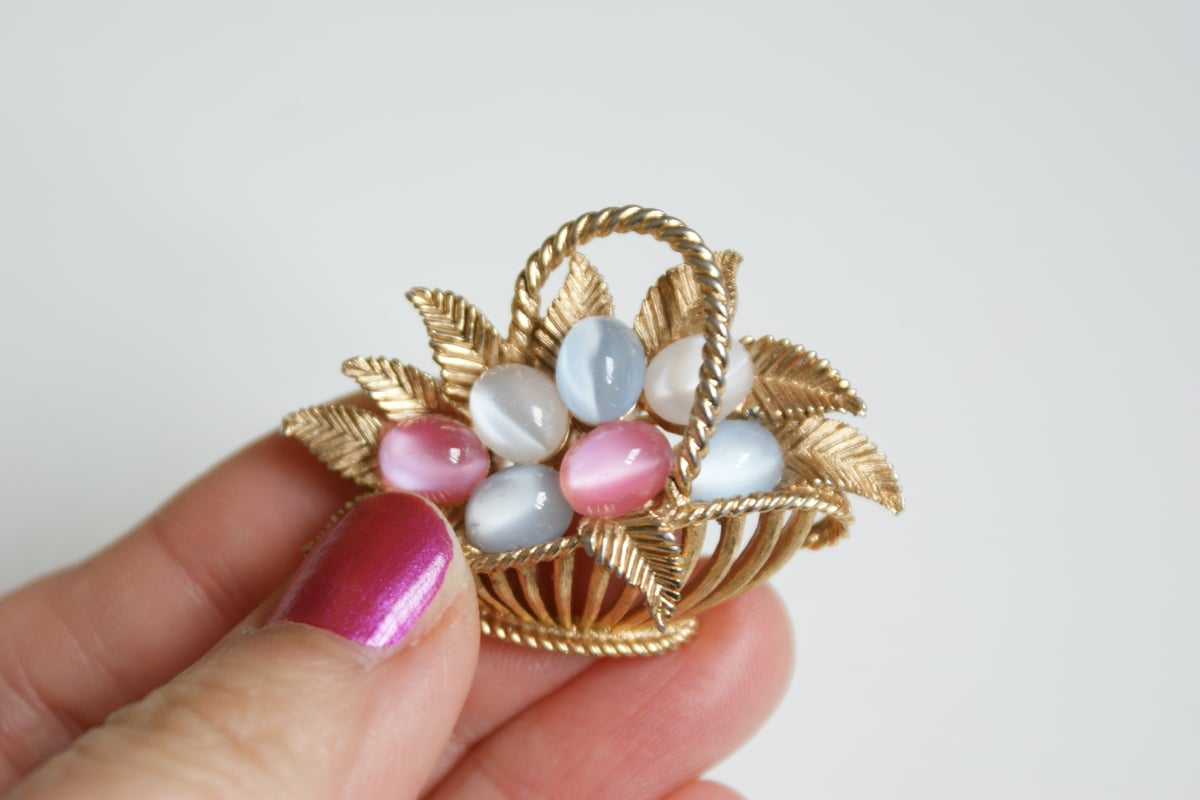 トリファリ 春らしい色合い カボジョン イースター エッグ ブローチ 春