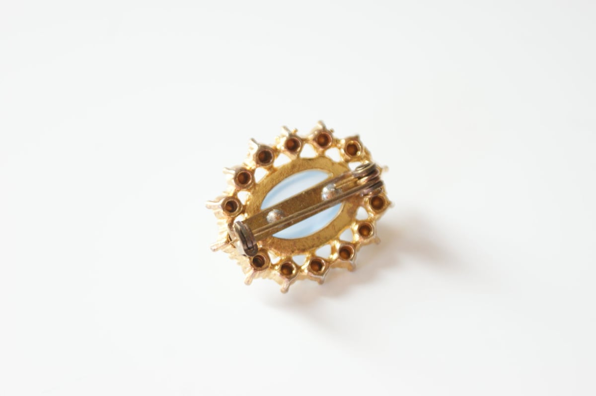 コスチュームジュエリー　グリーンストーン　ブローチ　アンティーク専用❣️ コスチュームジュエリー グリーンストーン ブローチ