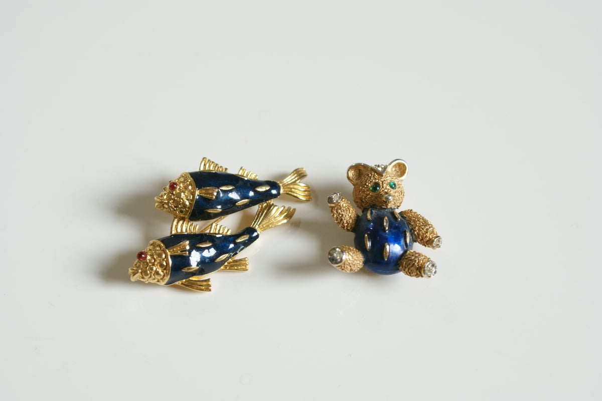 TRIFARI ブローチ　象　美品 TRIFARI TMトリファリ ツインフィッシュ ネイビーブルー