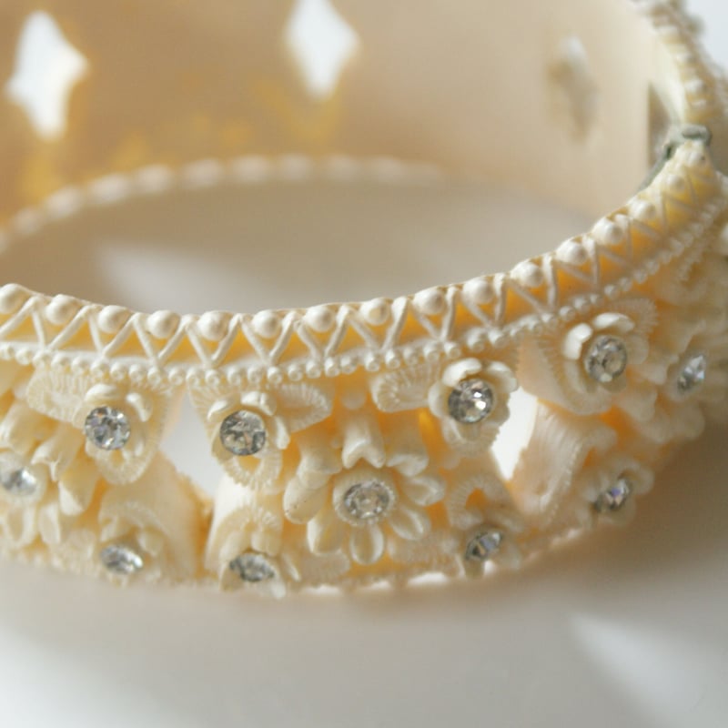 セルロイドフラワー ラインストーン バングル ブレスレット