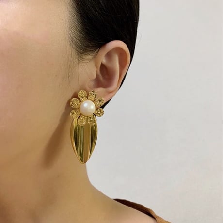 AVONエイボン パール フラワー ピアス/ ヴィンテージ・コスチュームジュエリー