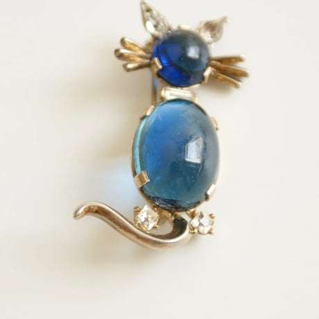 Special price【スペシャルプライス】TRIFARIクラウントリファリ アルフレッド・フィリップ PAT.PEND ブルーガラス キャット ブローチ/ ヴィンテージ・コスチュームジュエリー