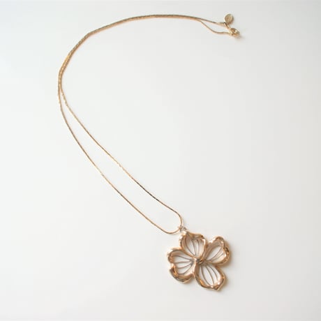 AVONエイボン ハナミズキ オープンワーク 透かし ネックレス ペンダント / ヴィンテージアクセサリー