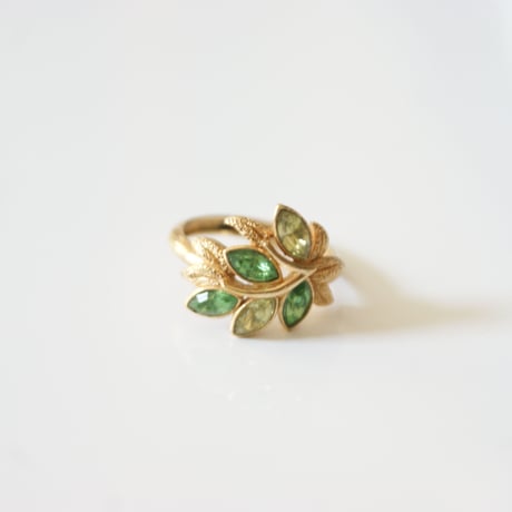 AVONエイボン グリーン ラインストーン リーフ リング / ヴィンテージ・コスチュームジュエリー