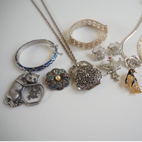 Special price【スペシャルプライス】JJジェイジェイ 猫 キャット 金魚鉢 燻し加工 ブローチ / ヴィンテージ・コスチュームジュエリー