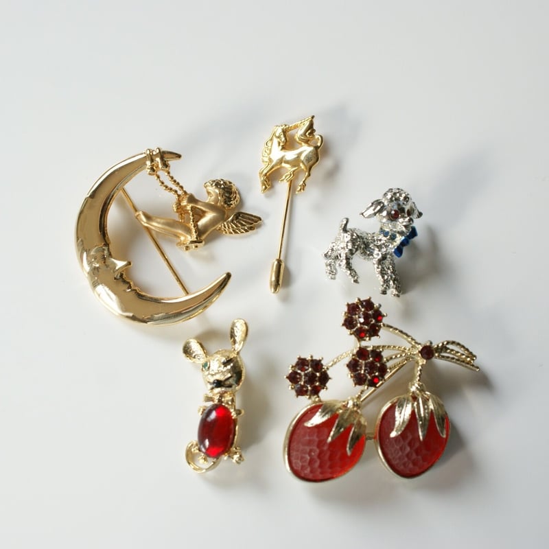 GIVENCHY　ヴィンテージブローチ　エンジェル　月 GIVENCHY ヴィンテージブローチ エンジェル 月