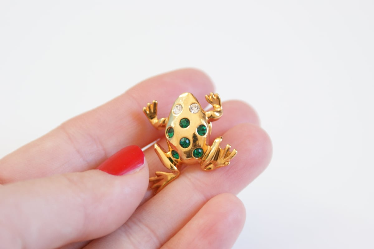 AVONエイボン カエル グリーンラインストーン ピンブローチ