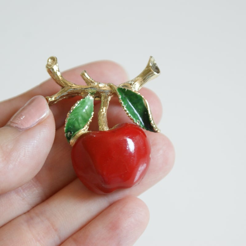 GERRY'S レッドエナメル りんご ブローチ / ヴィンテージアクセサリー