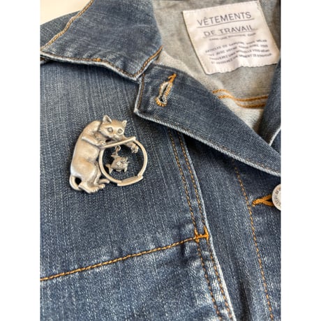Special price【スペシャルプライス】JJジェイジェイ 猫 キャット 金魚鉢 燻し加工 ブローチ / ヴィンテージ・コスチュームジュエリー