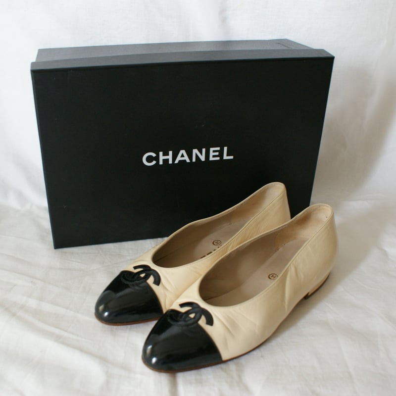 CHANELシャネル ベージュ ブラック エナメル ココマーク バイ CHANELシャネル ベージュ ブラック エナメル ココマーク バイ