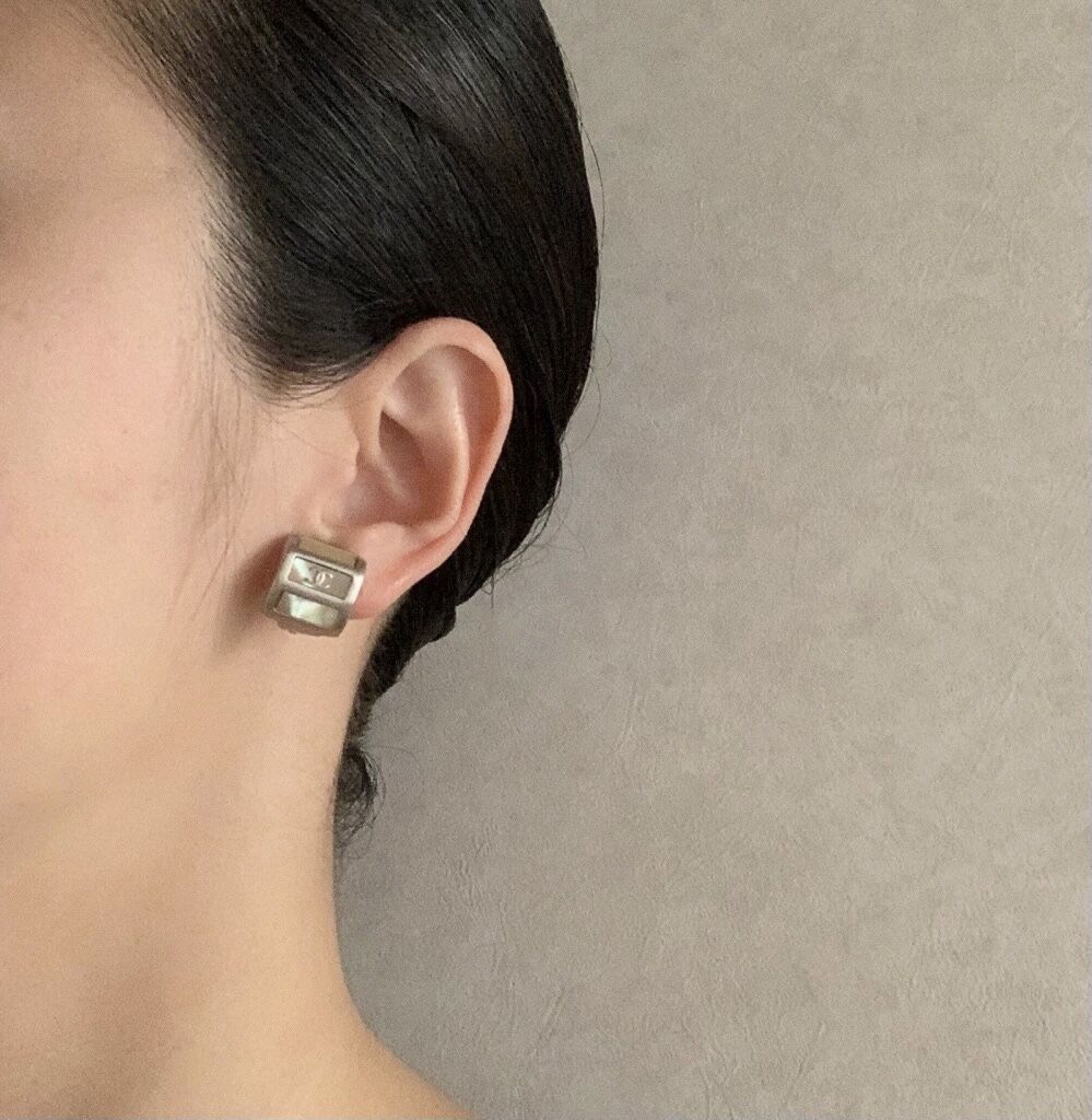 CHANEL 白蝶貝ピアス fit=scale-down,w=1200