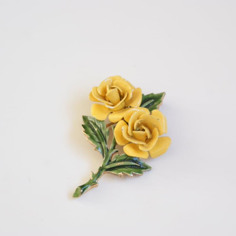 TRIFARI イエロー＆ゴールド バラのブローチ ヴィンテージ トリファリ製可愛らしいイエローエナメル薔薇ブローチ