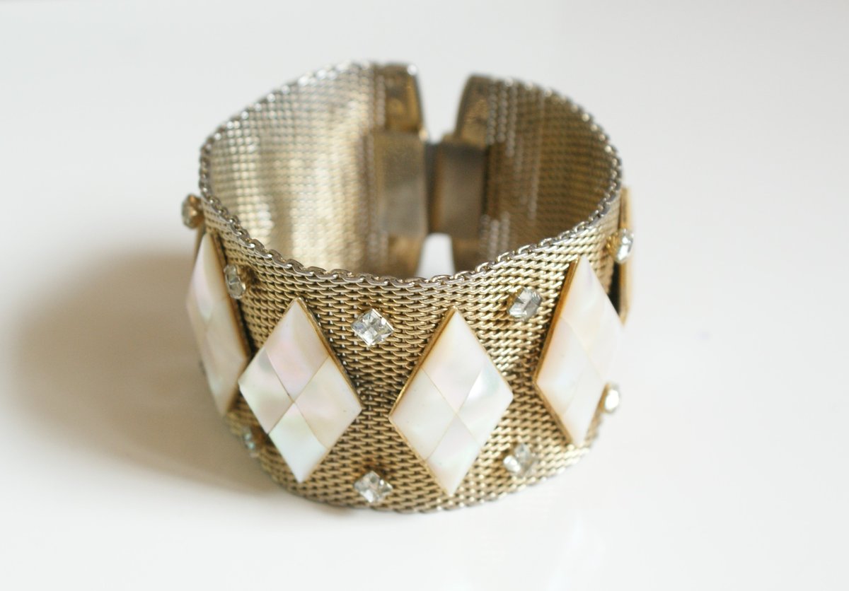 イタリアで購入　天然白蝶貝　蝶モチーフ シルバーバングル イタリアで購入 天然白蝶貝 蝶モチーフ シルバーバングル