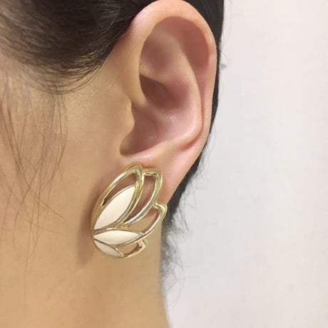 Special price【スペシャル プライス】TRIFARIトリファリ アイボリー エナメル バタフライ 羽 イヤリング / ヴィンテージアクセサリー