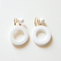 TRIFARIクラウントリファリ ホワイト ルーサイト フープ イヤリング / ヴィンテージ・コスチュームジュエリー