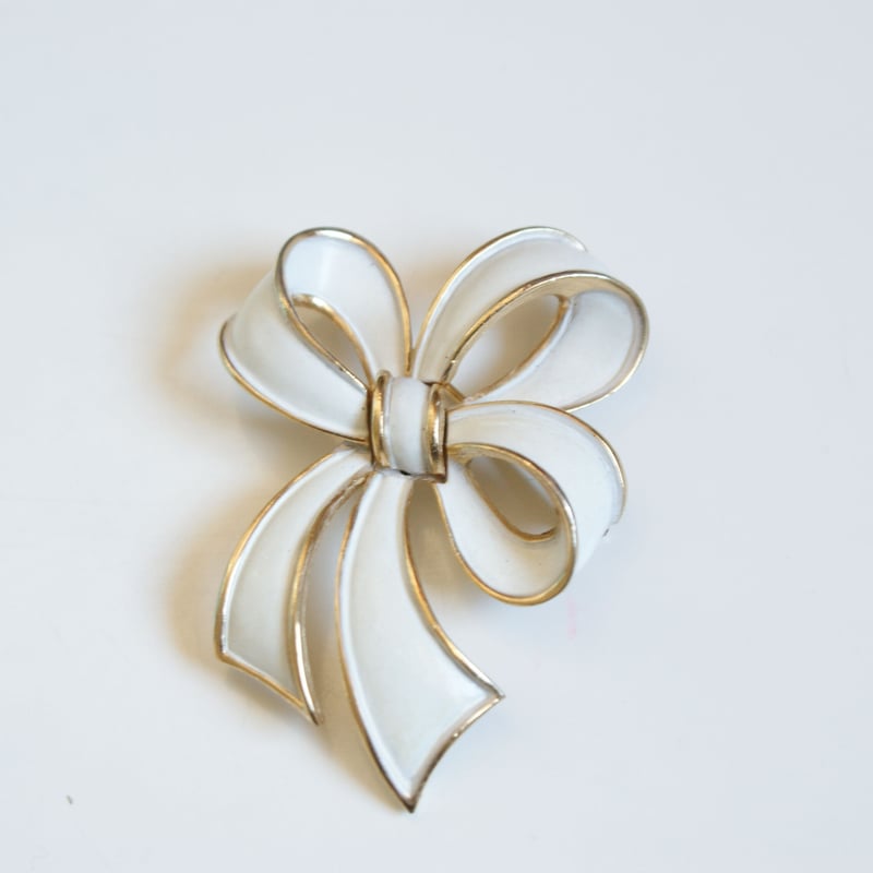 TRIFARIトリファリ ホワイト エナメル リボンブローチ/ ヴィンテージ